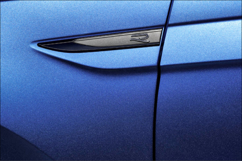 230 TSI R-Line車型在車側有專屬「R」標示銘牌，展現獨特風格。