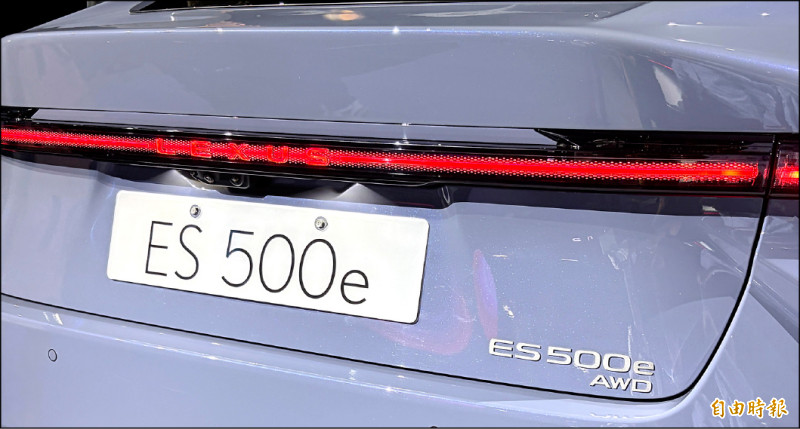 LEXUS字樣貫穿式尾燈流露品牌全新氣息。（記者陳英傑攝）