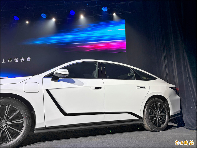 車側的立體俐落折線帶來極高辨識度，也讓Lexus ES更具動感魅力。圖為ES 500e頂級版。（記者陳英傑攝）