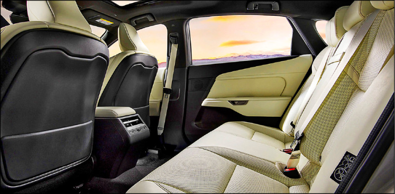 軸距達2,950mm，讓Lexus大改款ES擁有舒適寬敞的後座空間。圖為ES 500e頂級版。