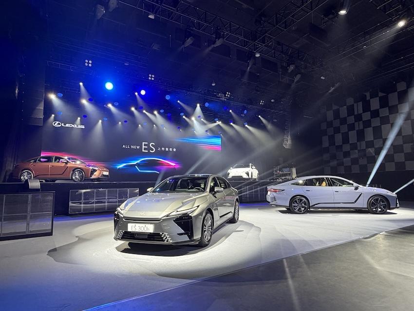 Lexus 昨天正式開賣 ES 大改款，改為油電與純電雙動力，訂單成績方面，油電與純電佔比為 9：1。