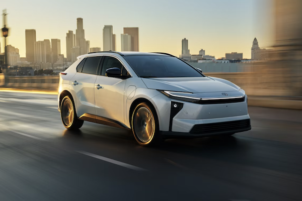 比官方數據還出色！Toyota 電動休旅實測飆破 530 公里 銷售直逼特斯拉