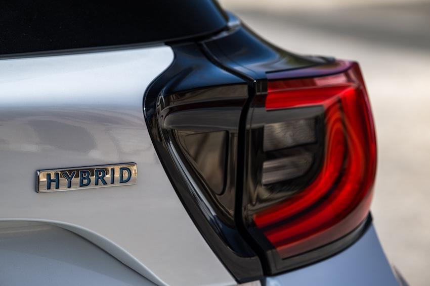 車尾右後方則有 Hybrid 銘牌