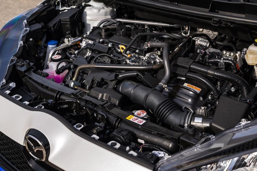 動力是 Toyota 的油電混合系統，有每公升 27 公里的省油表現。
