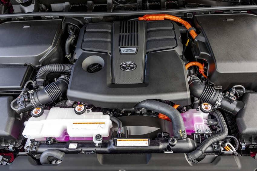 Land Cruiser 300 Hybrid 搭載 3.5 升 V6 油電混合系統，具備 457 匹綜效馬力輸出。