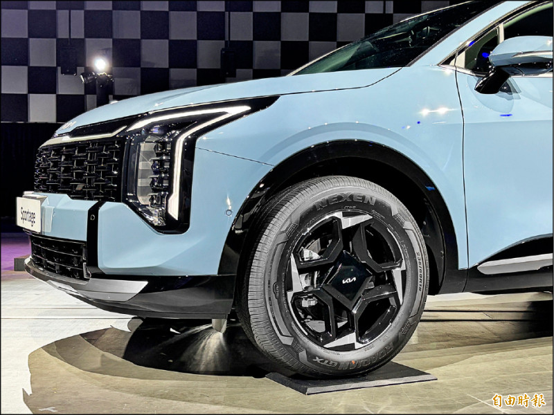 油電車型採18吋鋁圈，輪胎尺寸235／60 R18。圖為Turbo-Hybrid Signature車型。（記者陳英傑攝）