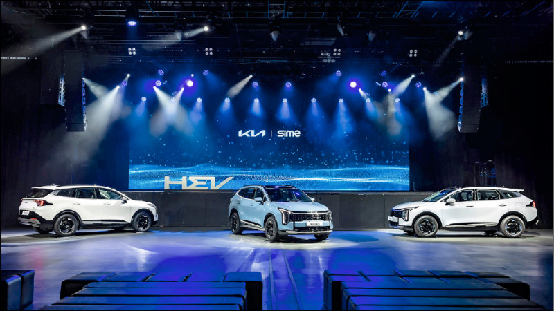 Kia Sportage小改款首度導入油電版，除了動力提升，油耗表現也更優異。圖為Turbo-Hybrid Signature車型。