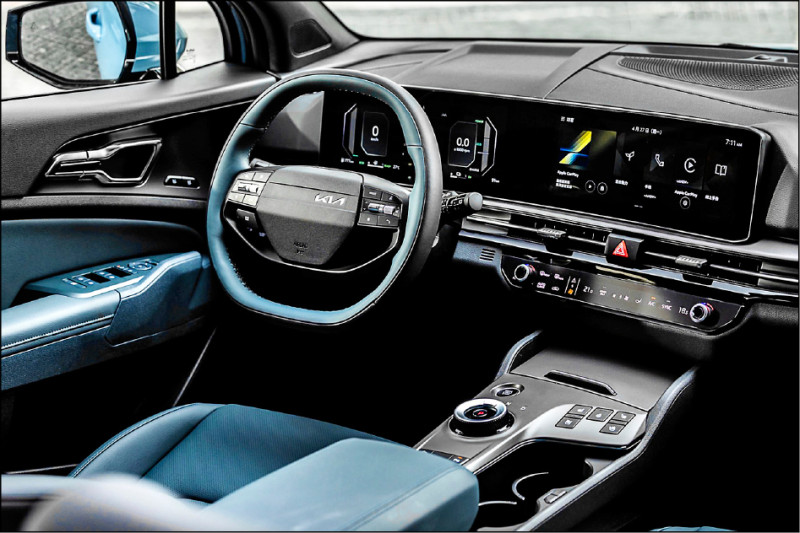 車艙導入全新雙12.3吋全景曲面顯示螢幕，展現科技便利感受。圖為Turbo-Hybrid Signature車型。