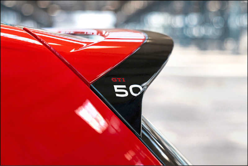 車身專屬空力套件上可見「GTI 50」字樣，紀念GTI半世紀傳奇。