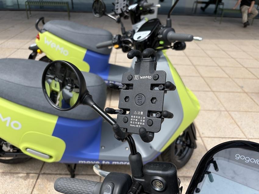 車上皆配有手機支架、雙安全帽。