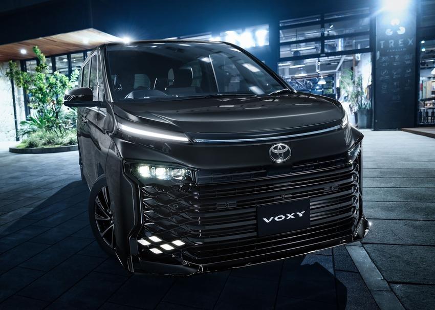 圖為小改款 Voxy。