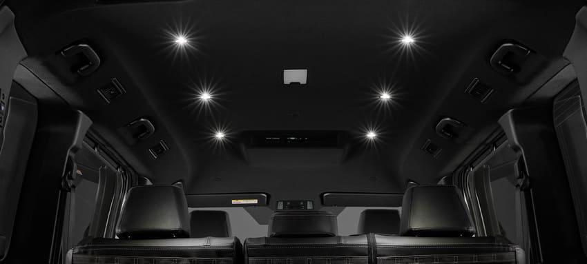 標配 LED 車室照明方便夜間作業時使用。