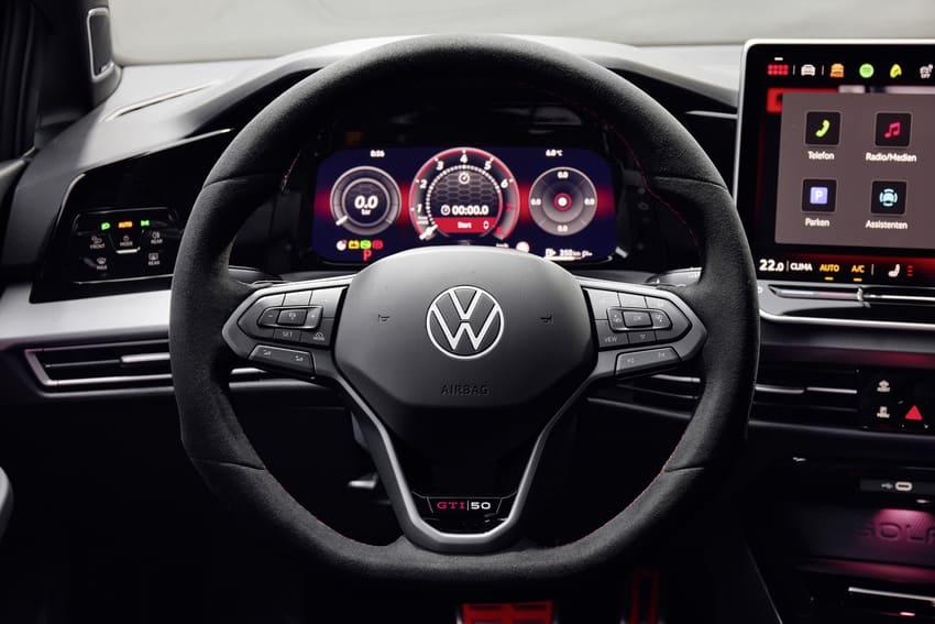 方向盤下方設有 GTI 50 紀念標誌。