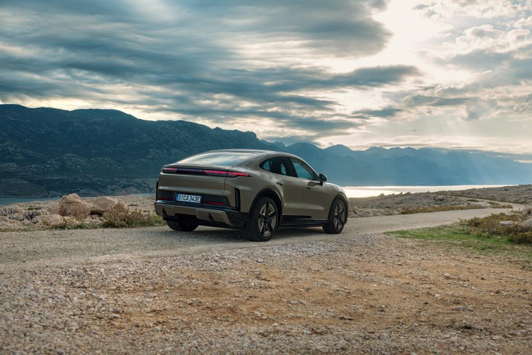 Cayenne Coupe Electric純電跑旅外觀特色在於採用斜背式車尾設計。