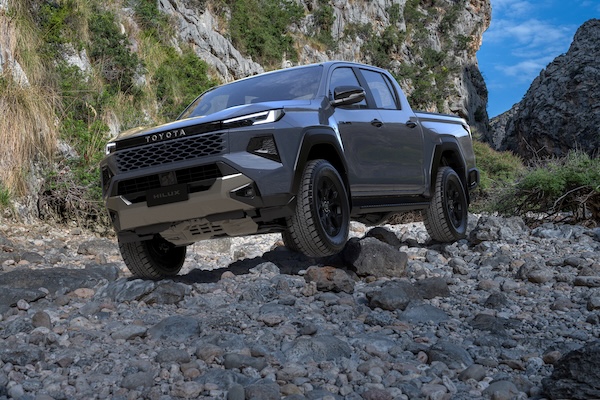 採 Land Cruiser 風格座艙與輕油電！Toyota 新一代 Hilux 傳下半年台灣開賣