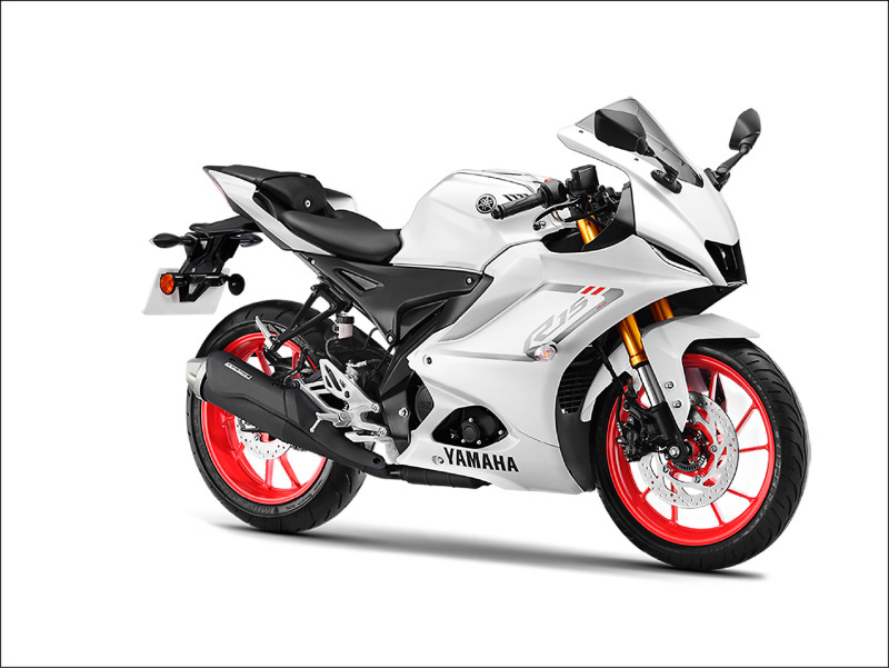 YZF-R15極致白車色搭配紅色輪框呈現熱血氛圍。