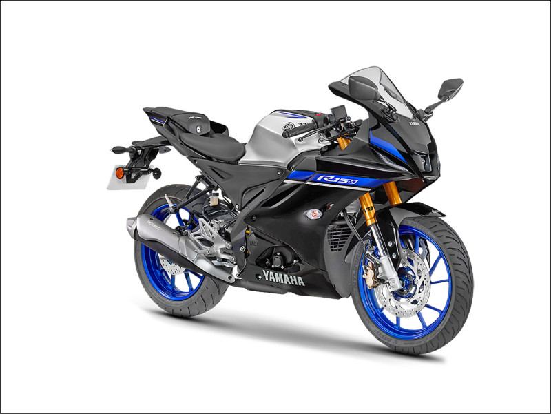 YZF-R15極致白車色搭配紅色輪框呈現熱血氛圍。