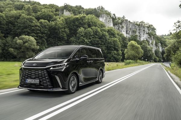 Lexus 最熱豪華 MPV 要擴編?LM400h 曝光引發車迷討論