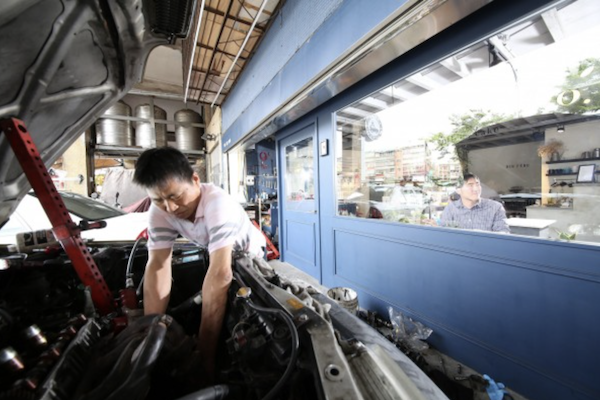 車主荷包大失血！機油掀漲價潮最高飆 25％ 汽車百貨逆勢凍漲