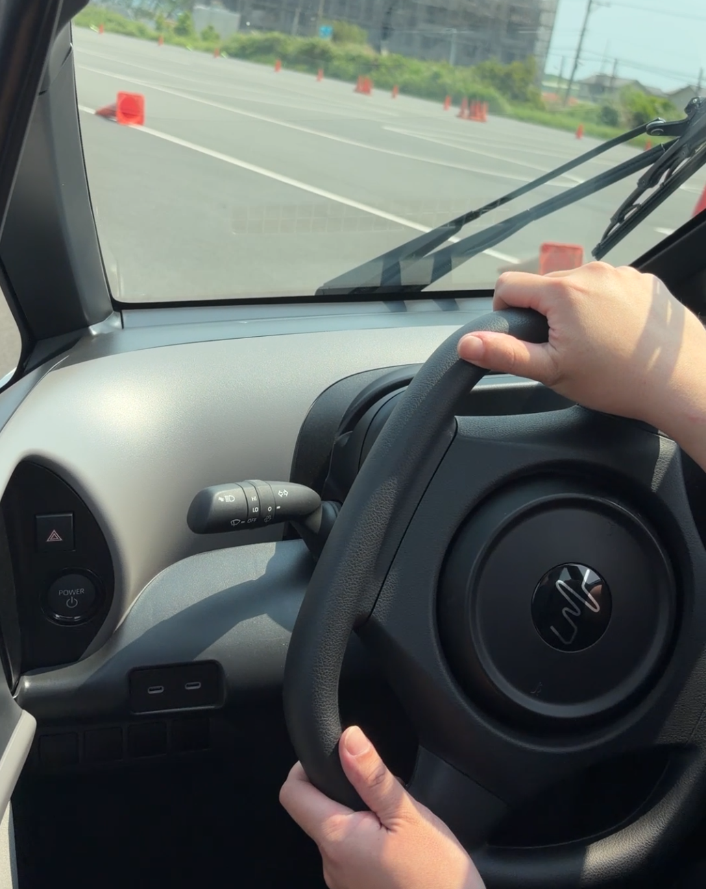 在Lean3短車頭優勢下，擁有比汽車更寬敞的前方駕駛視野，左右轉彎死角也更少。