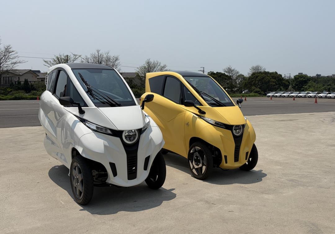 Lean3量產版（左）與先前的原型車（右），在外觀細節有些許不同。