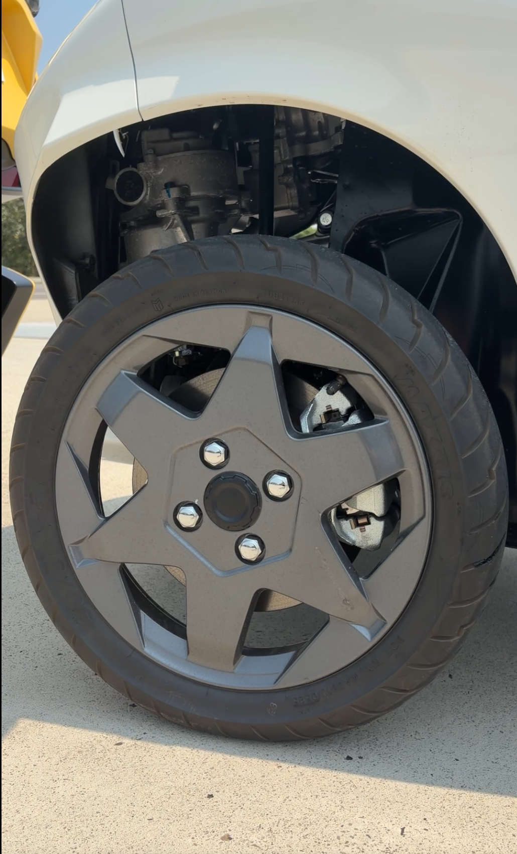 兩個前輪的尺寸皆為90/90 R14，屬於速克達機車輪胎規格。
