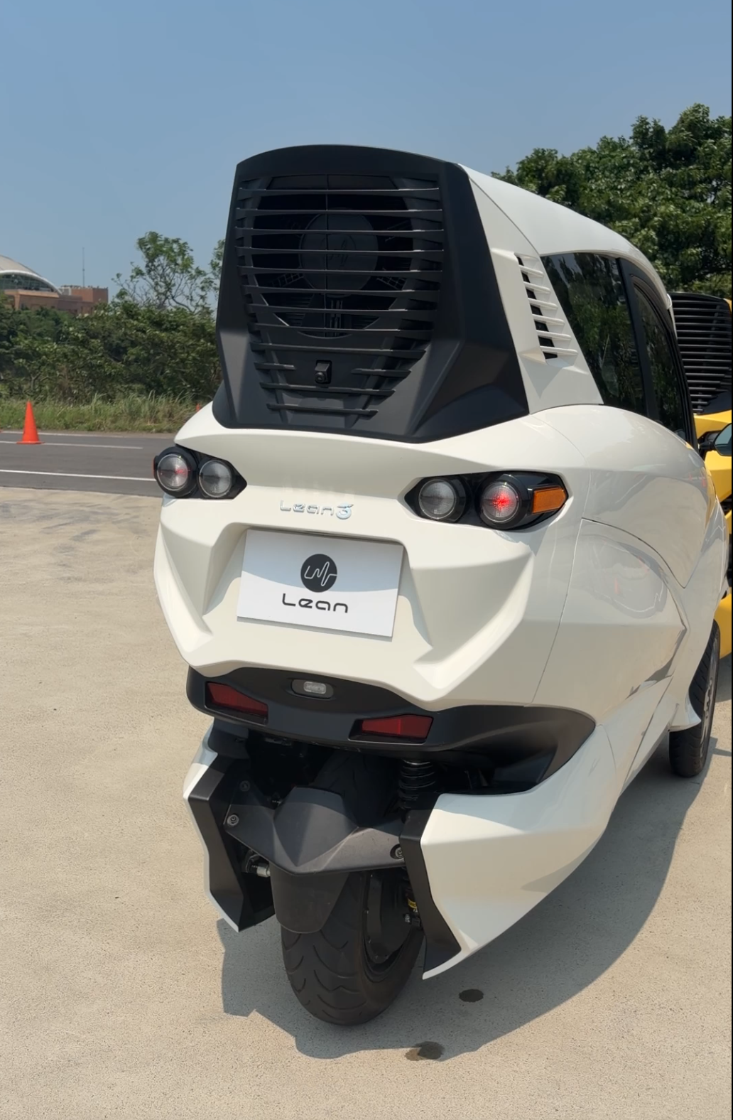 後輪為150/70 R14，訴求為更好的接地面積與抓地力，車尾上方則是空調的散熱裝置。