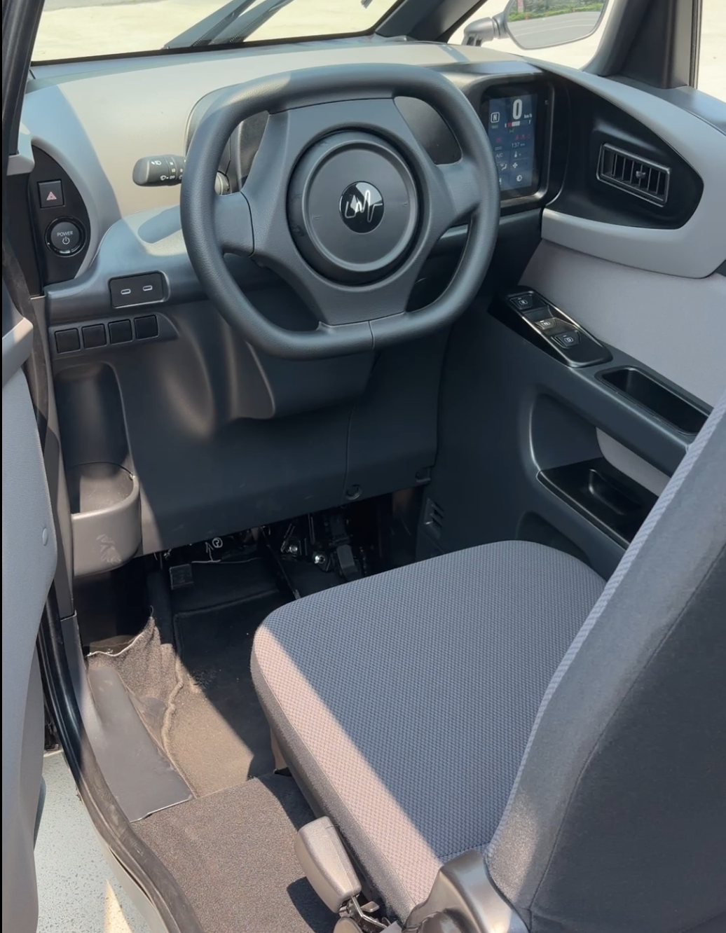 車艙採汽車格局規劃，透過方向盤進行左右轉向，右側為冷氣出風口。