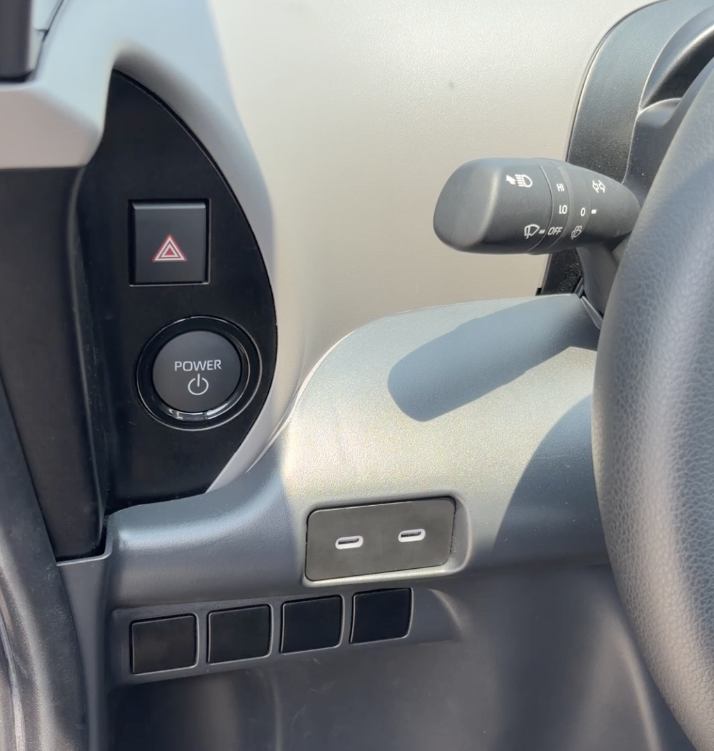 方向盤左後方有Push Start發動鍵、雙USB Type-C插孔，滿足手機充電需求。