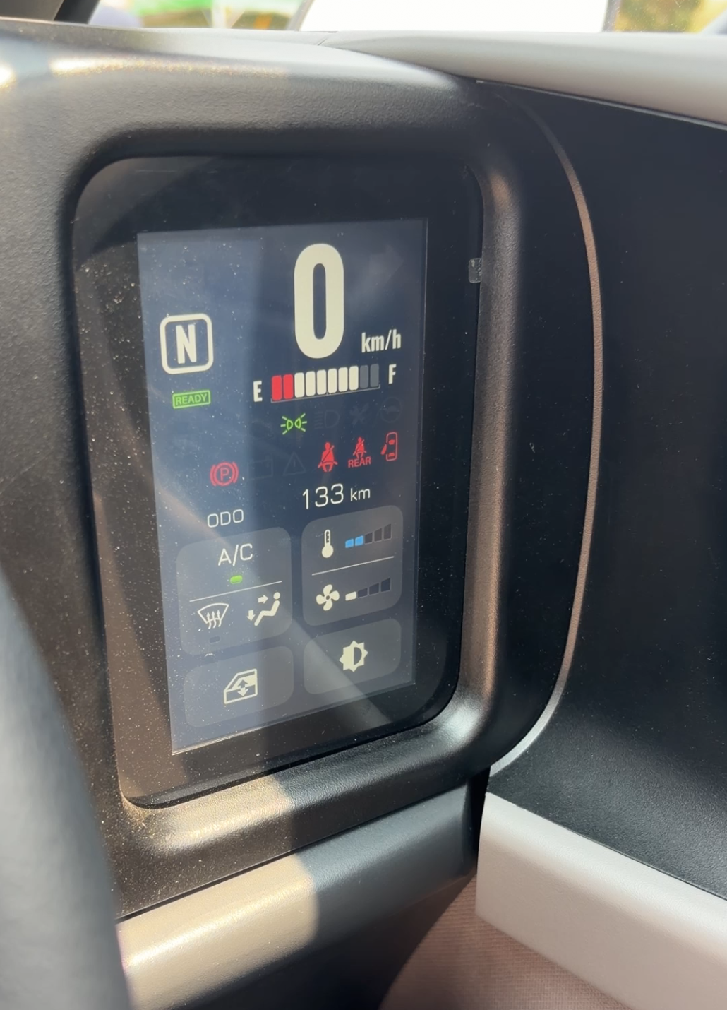 液晶螢幕為觸控式，可顯示時速、電池電力、里程數、車窗開啟關閉等資訊。