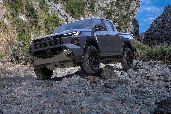 Toyota Hilux 大改款台灣接單價曝光！標配雙 12.3 吋螢幕、2.8 柴油動力