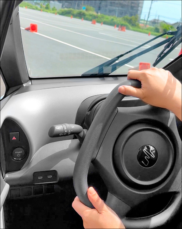 車艙採汽車格局規劃，透過方向盤進行左右轉向，右側為冷氣出風口。