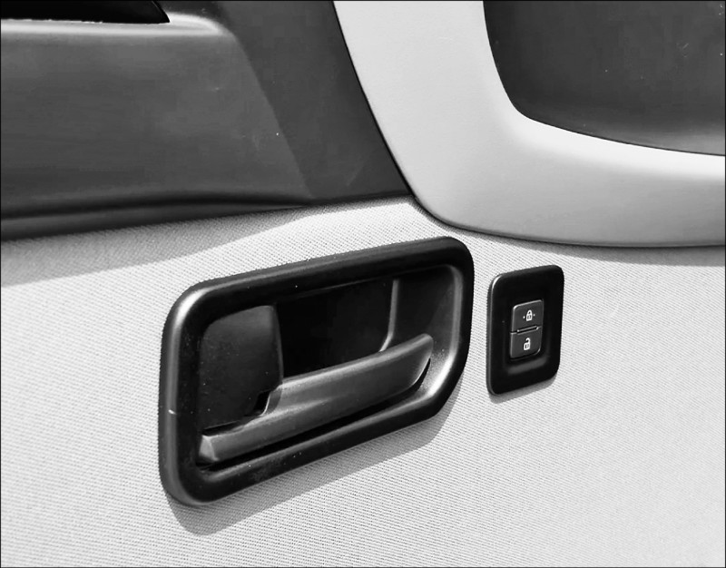 左側車門有實體上鎖鍵，車門開啟方式比照汽車。