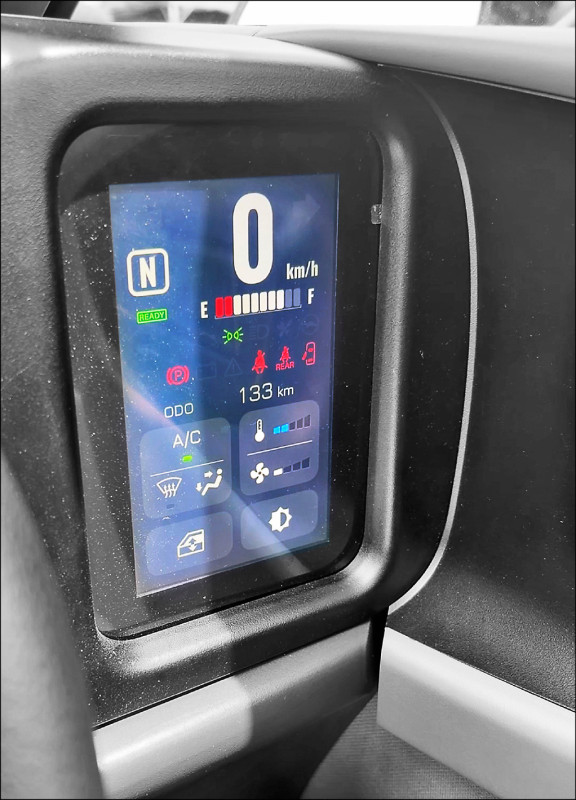 液晶螢幕為觸控式，可顯示時速、電池電力、里程數、車窗開啟關閉等資訊。
