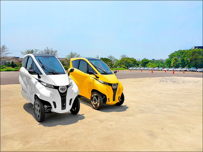Lean3量產版（左）與先前的原型車（右），在外觀細節有些許不同。