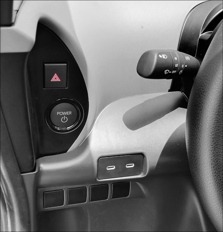 方向盤左後方有Push Start發動鍵、雙USB Type-C插孔，滿足手機充電需求。