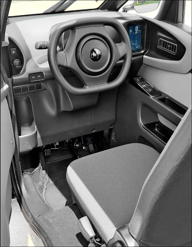 車艙採汽車格局規劃，透過方向盤進行左右轉向，右側為冷氣出風口。