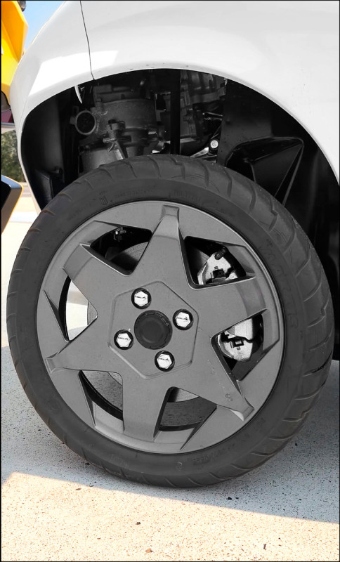 兩個前輪的尺寸皆為90/90 R14，屬於速克達機車輪胎規格。