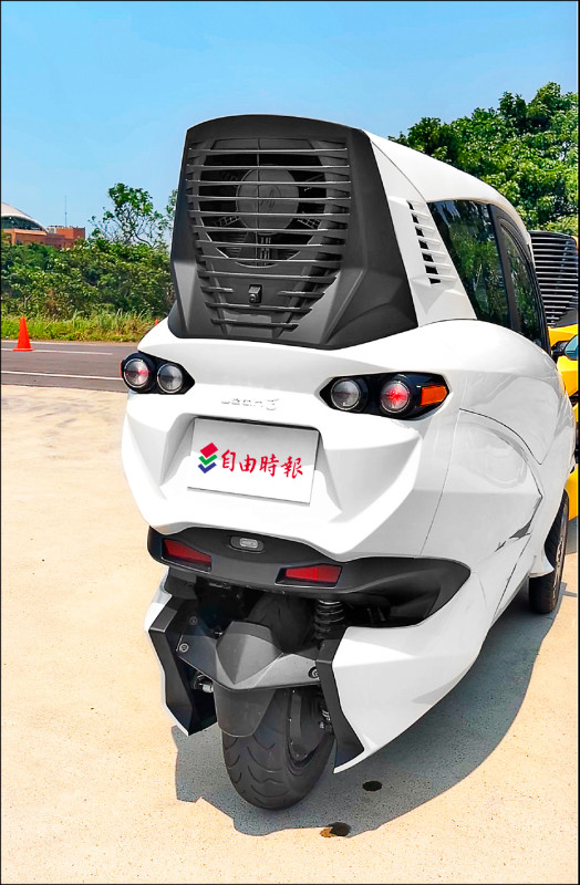 後輪為150/70 R14，訴求為更好的接地面積與抓地力，車尾上方則是空調的散熱裝置。