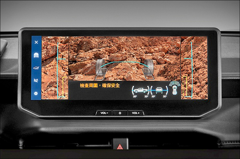 Hilux搭載具備底盤透視功能的MTM智慧型越野顯示螢幕，讓車主可輕鬆掌握地形死角，避開障礙物。