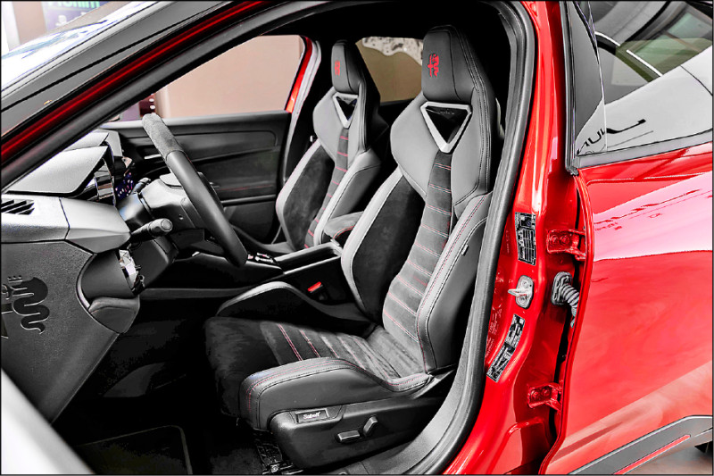 Junior Elettrica 280 Veloce採用麂皮賽車桶椅，為科技座艙增添熱血氣息。