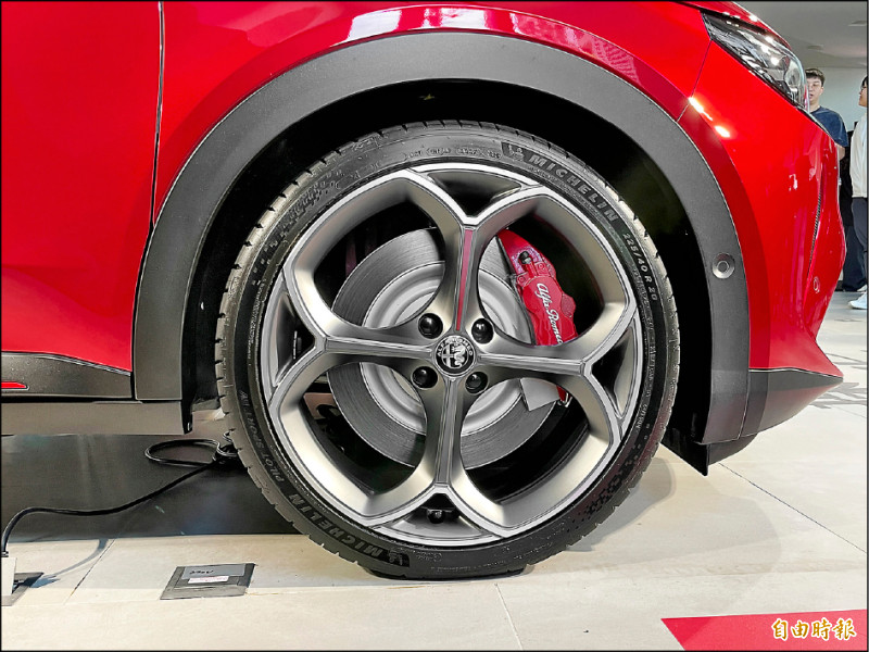 Junior Elettrica 280 Veloce純電版升級採用更具視覺張力的20吋四葉競化鋁圈。（記者陳弘智攝）