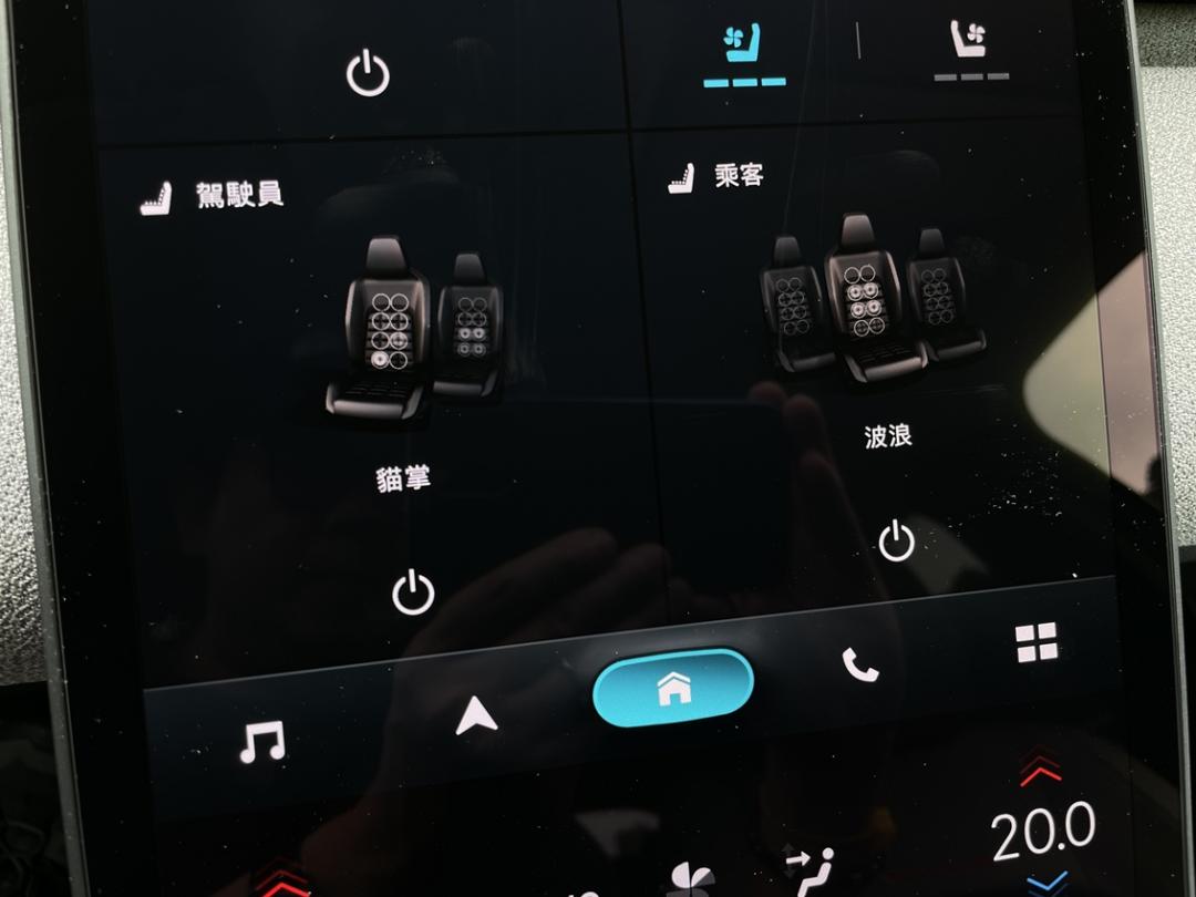 MAX頂規車型導入法式香榭麗舍座椅套件，雙前座具備多達8種模式按摩功能。