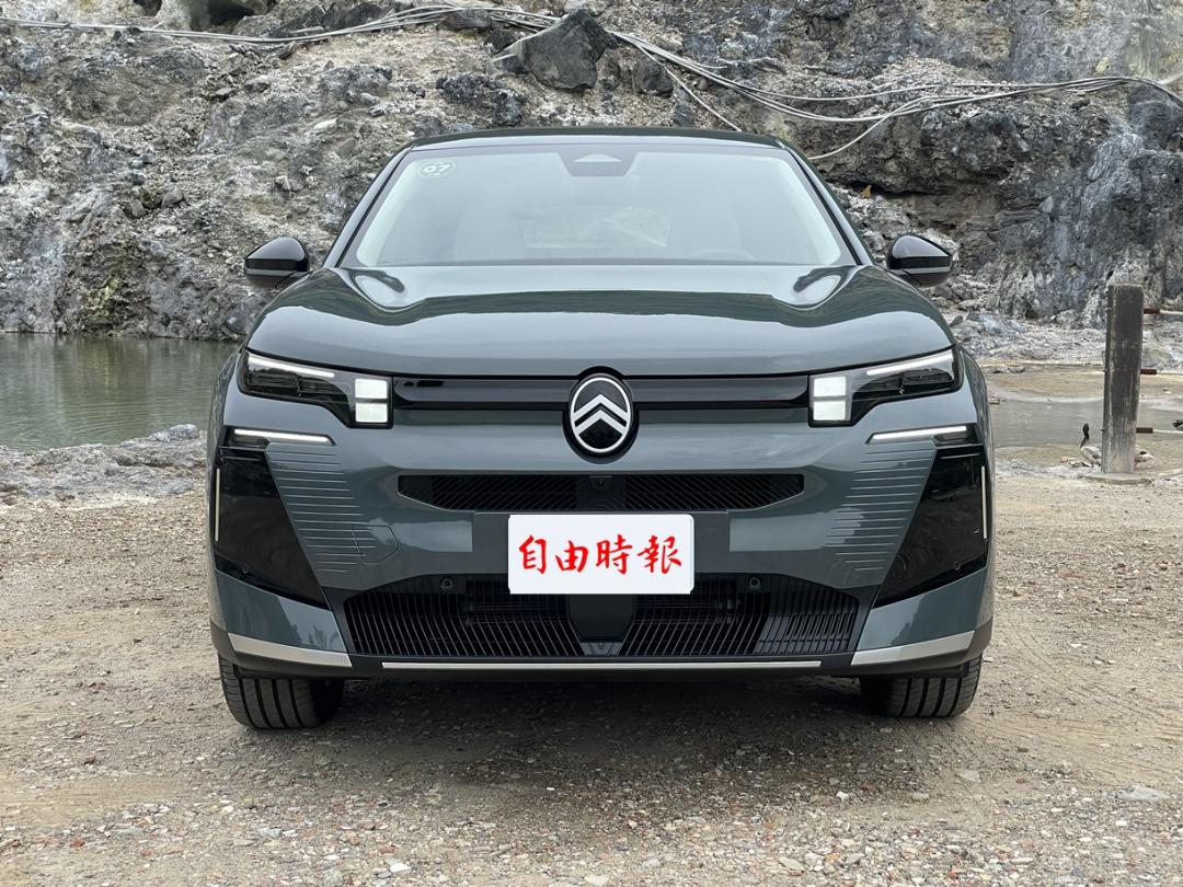 C5 Aircross車頭採用雙人字型廠徽及C型LED日行燈等新世代設計元素強化辨識度。