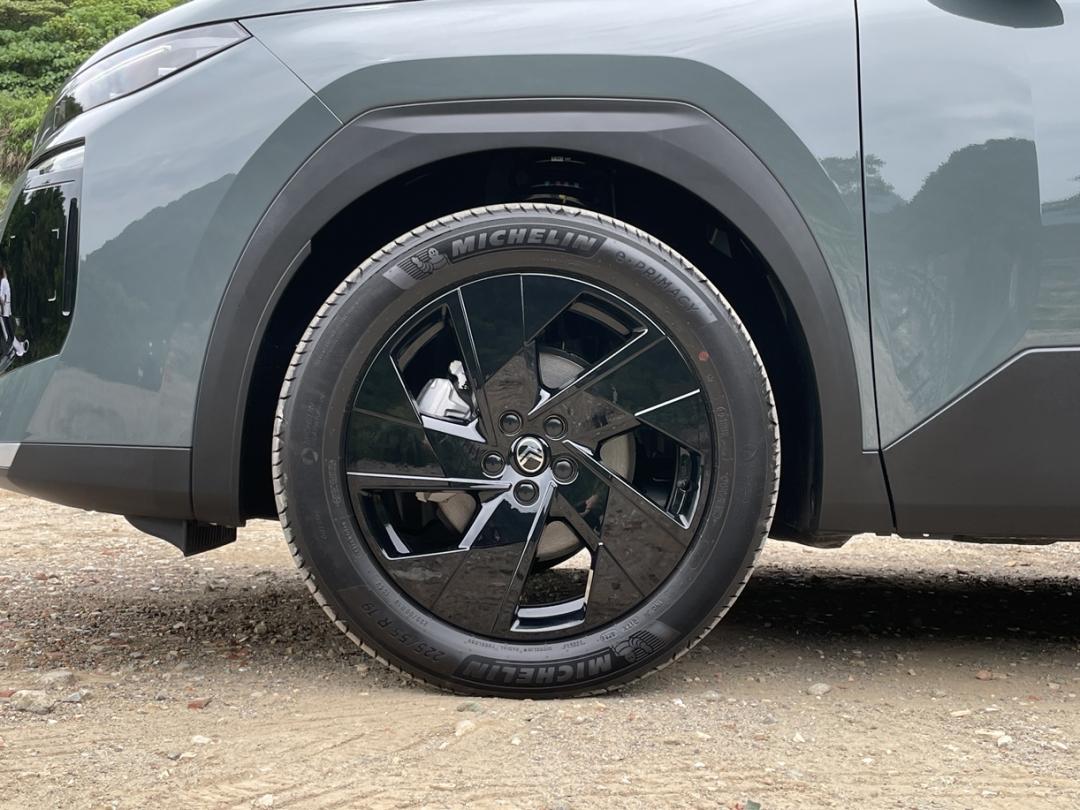 全車系標配19吋曜石黑鋁圈強化動感氣息。