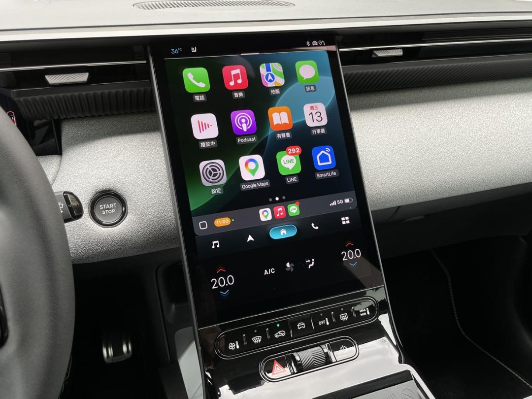 13吋直瀑式觸控螢幕是內裝科技焦點，車載系統支援無線Apple CarPlay、Android Auto功能。