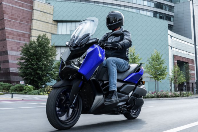 Yamaha XMAX 26年式雙新色報到 標誌藍星辰鈦打造運動科技感 充沛動力滿足長途巡航與通勤