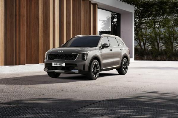 Kia 七人座休旅 Sorento 新增油電入門車型！入手門檻下修 10 萬元