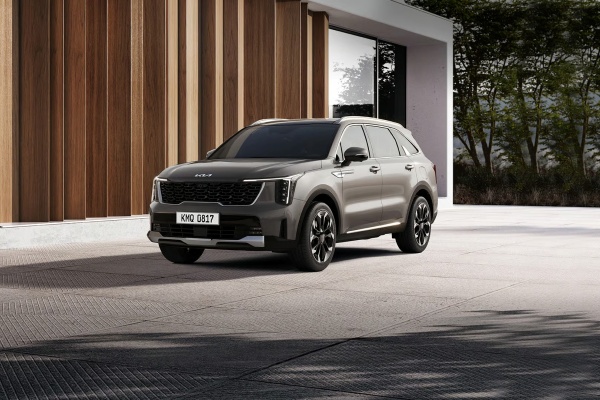 Kia 七人座休旅 Sorento 新增油電入門車型！入手門檻下修 10 萬元