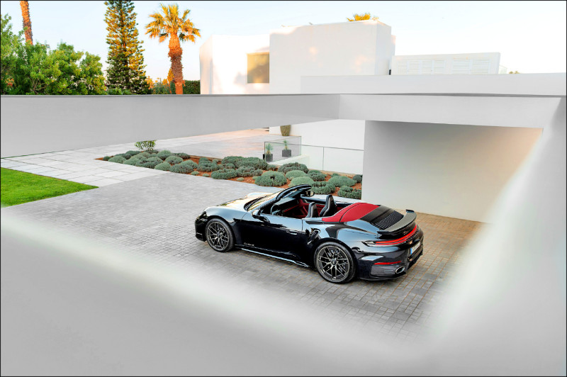 軟頂敞篷的911 Turbo S Cabriolet營造獨特的上空風情,售價1,521萬元起。